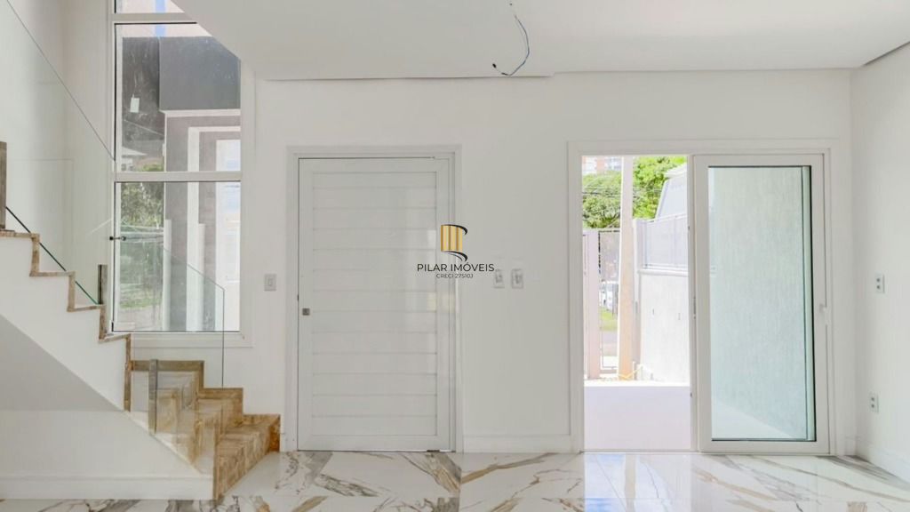 Casa térrea com 3 suítes, lavabo e 2 vagas.