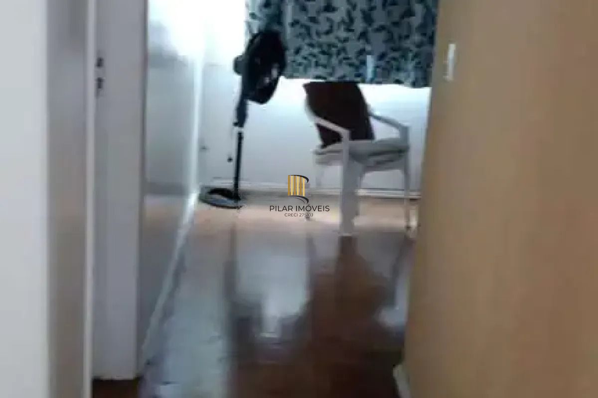 Apartamento com 2 dormitórios semimobiliado.