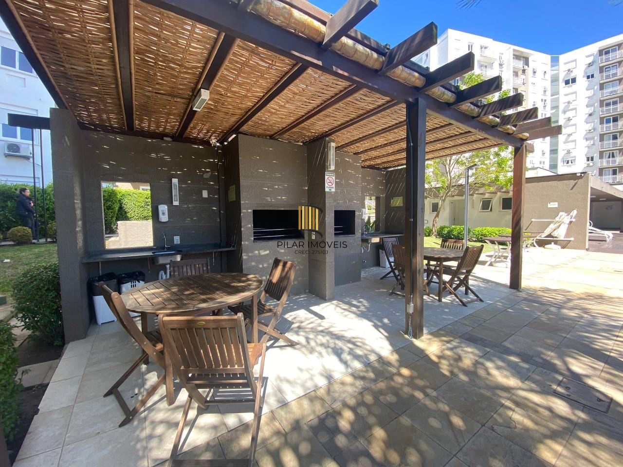 Apartamento mobiliado com sacada e churrasqueira
