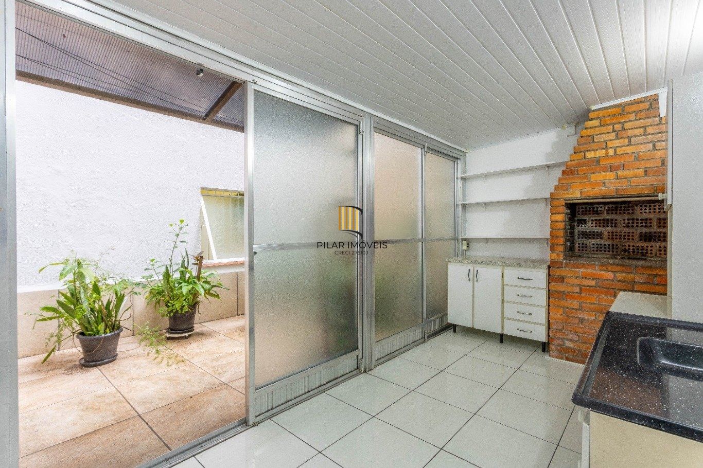 Apartamento com pátio e churrasqueira, amplo e iluminado - Pilar Imóveis