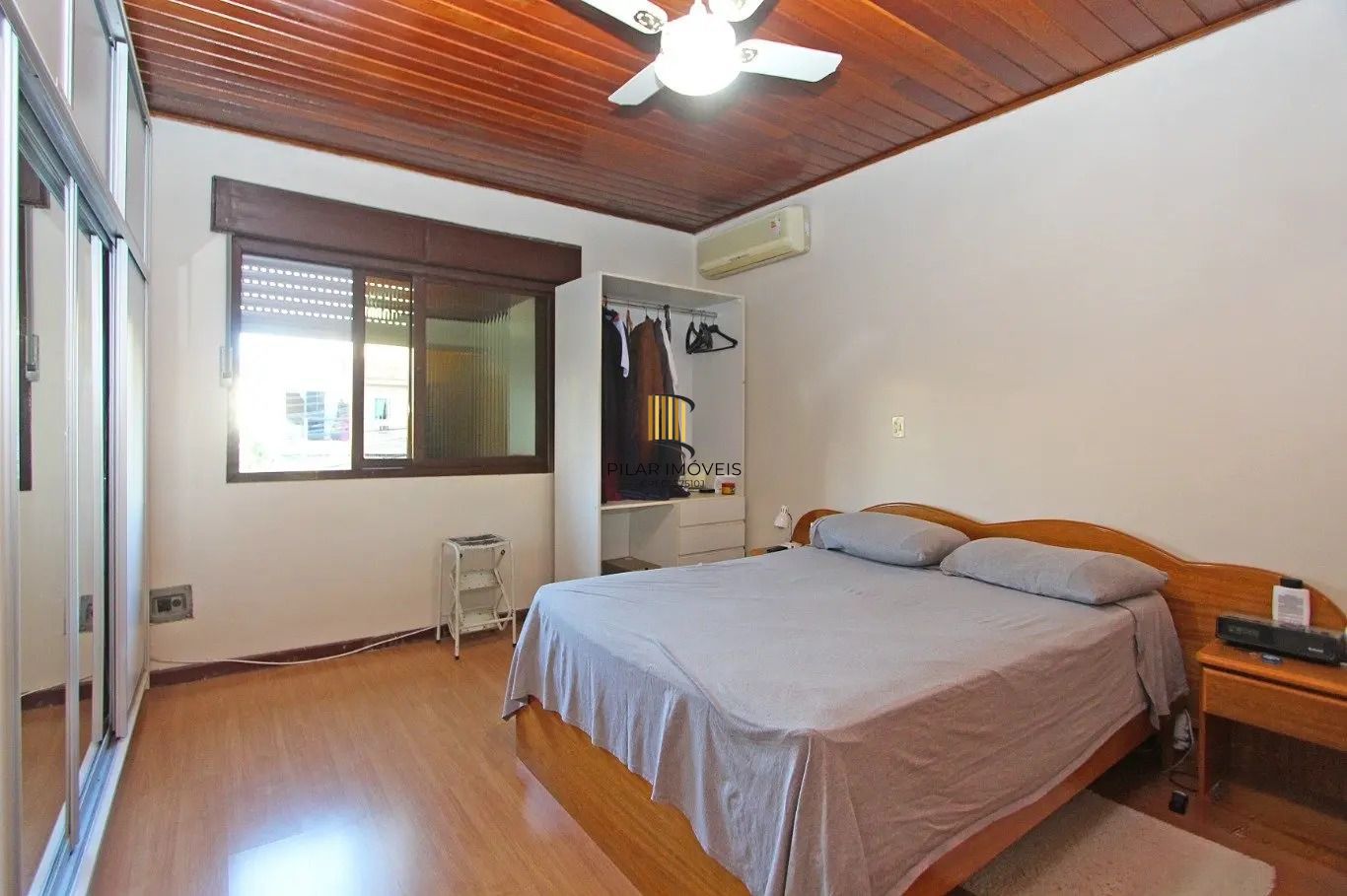 Ampla casa com 5 dormitórios e terraço no Passo da Areia