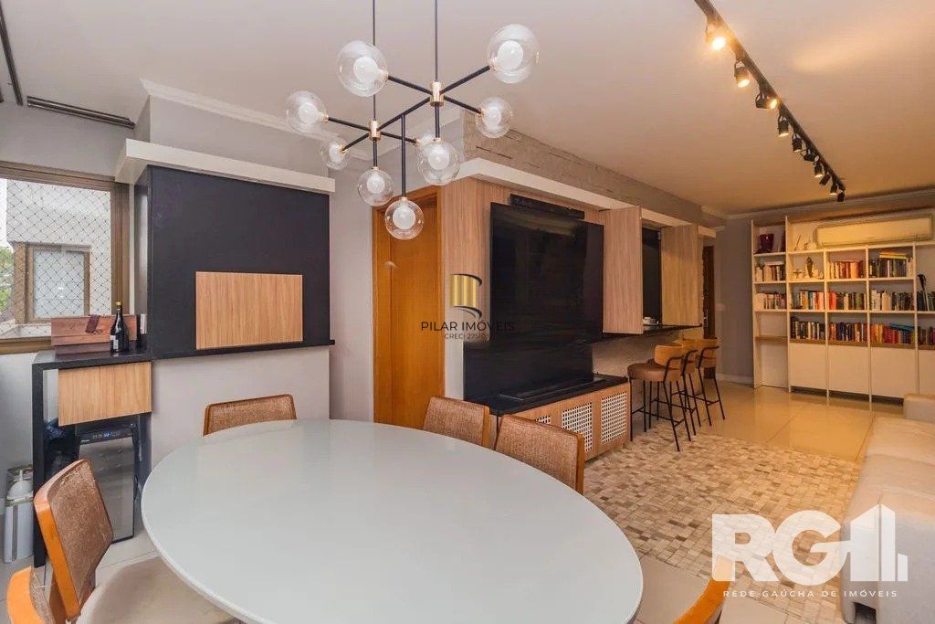 Apartamento com 94m², 3 quartos, 1 suíte, 2 vagas, no bairro Cristo Redentor em Porto Alegre..
