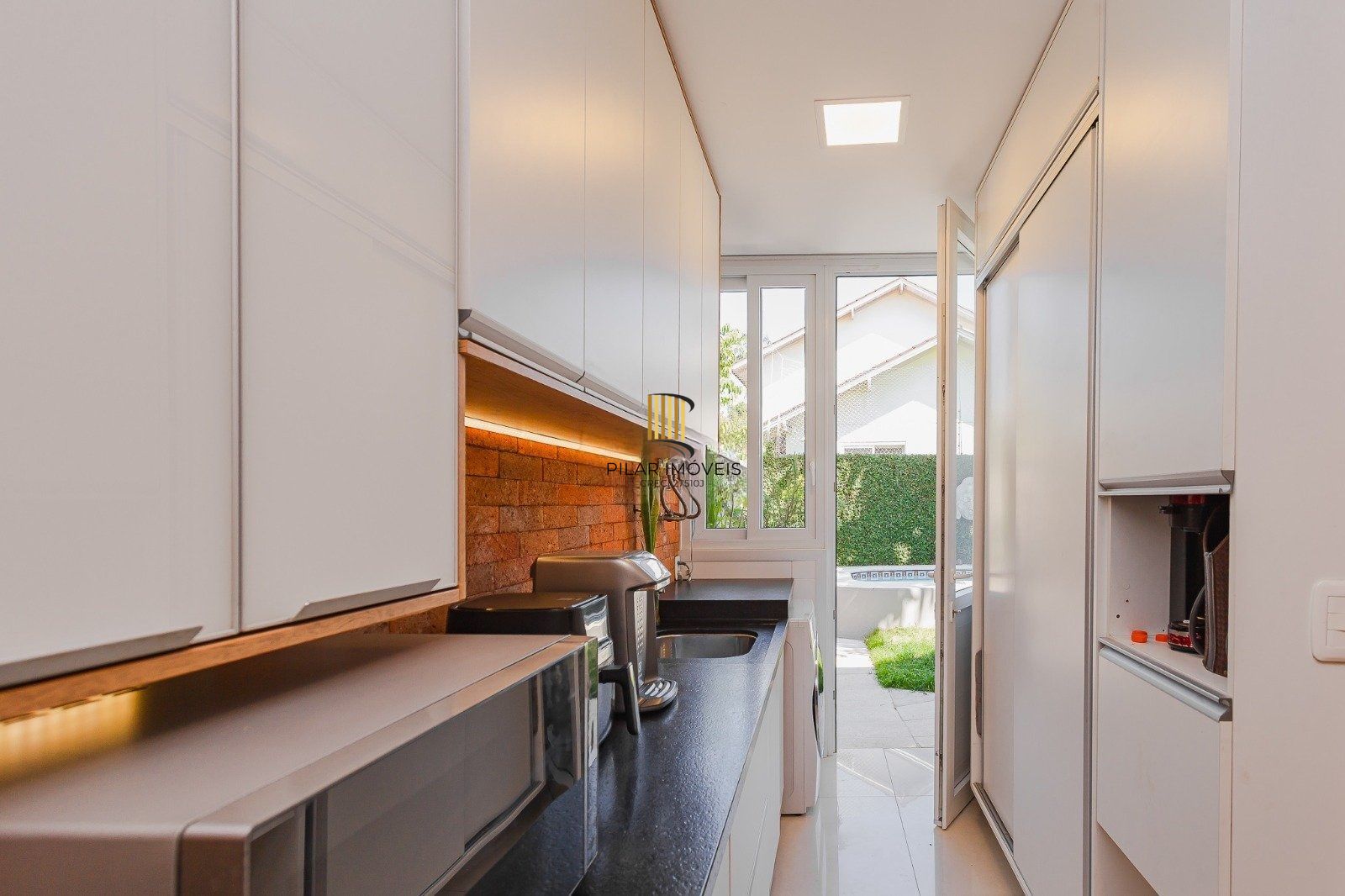 Casa de alto padrão com elevador e piscina acessível em condomínio no Passo das Pedras