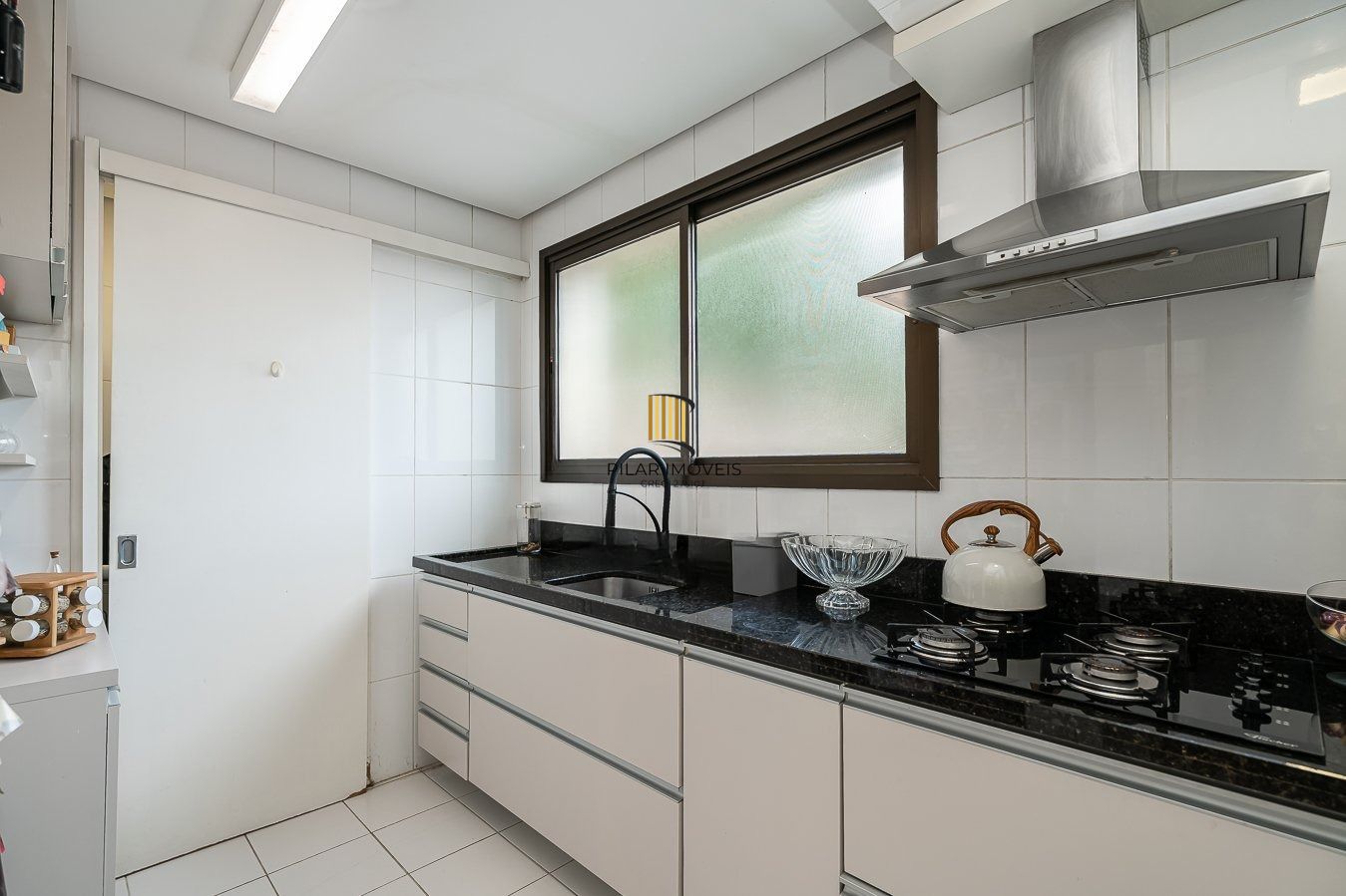 Apartamento de 3 dormitórios com 1 suíte, semimobiliado.