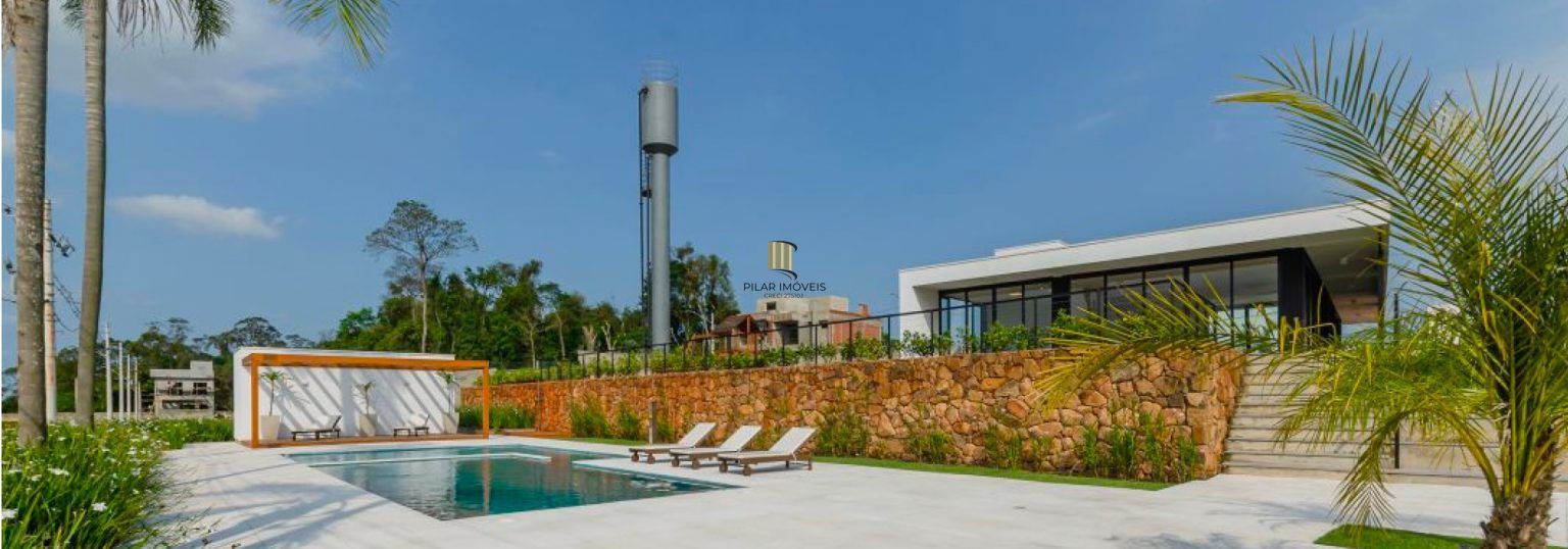 Casa em condomínio com 3 dormitórios, suíte e 2 vagas.