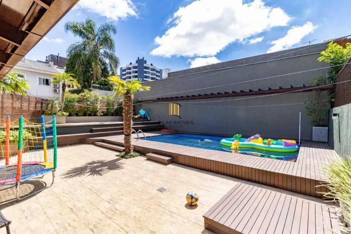 Casa com 4 dormitórios, suíte, piscina e 4 vagas.
