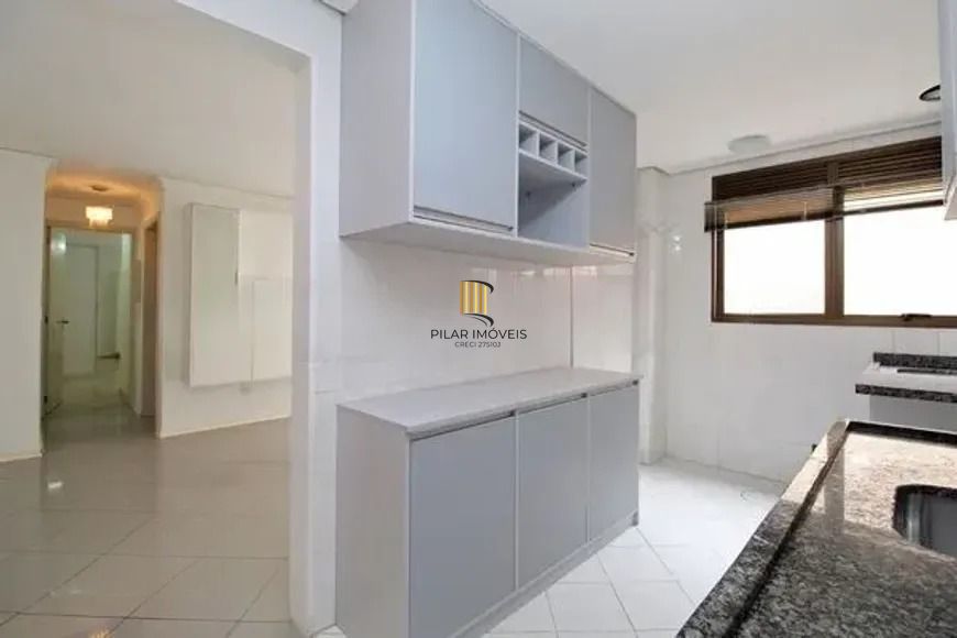 Apartamento com 2 dormitórios, suíte, churrasqueira e vaga de garagem.