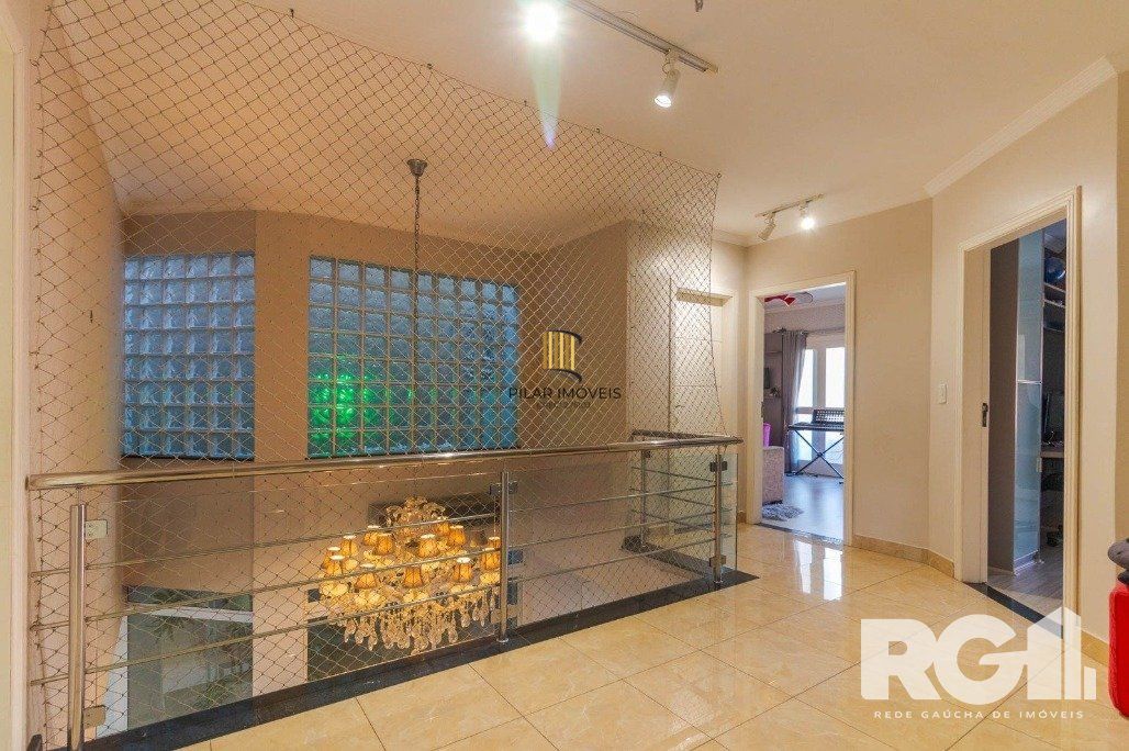 Casa em Condomínio com 3 Suítes, Espaço Gourmet e 5 Vagas de Garagem