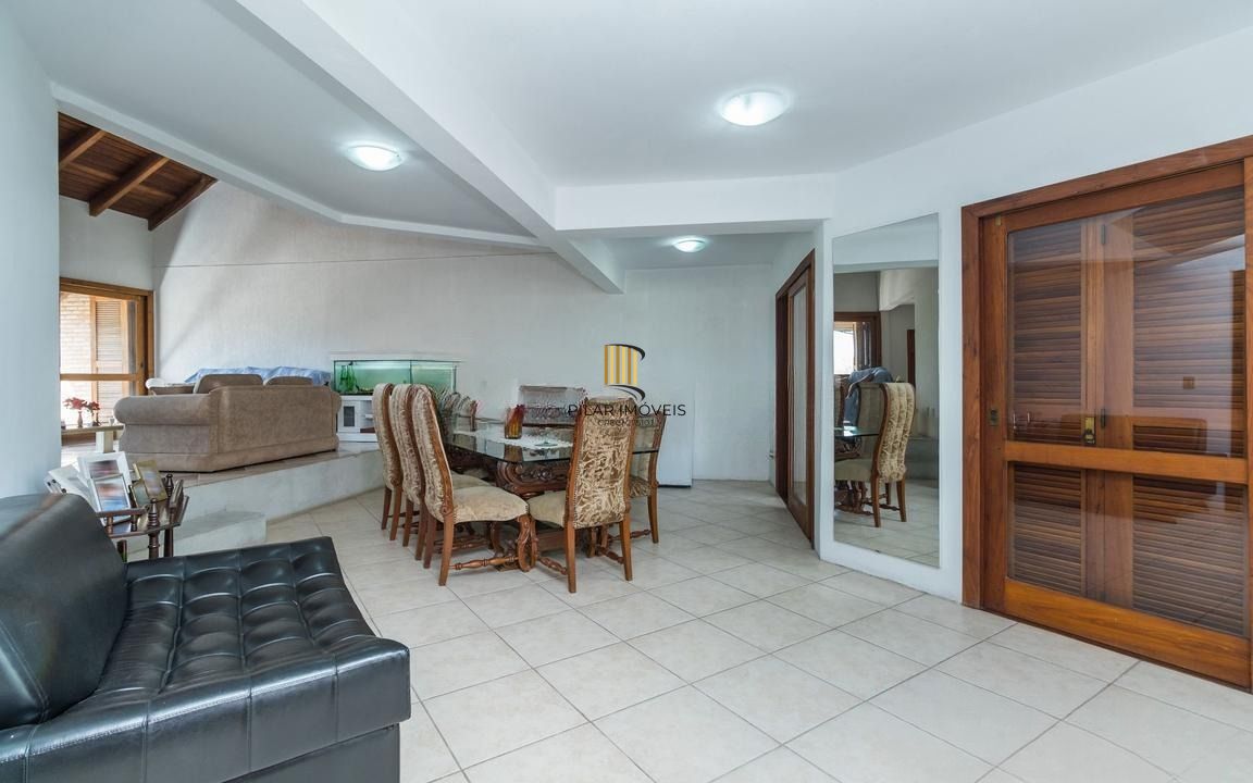 Casa térrea com 5 dormitórios, 2 suítes, 3 vagas.