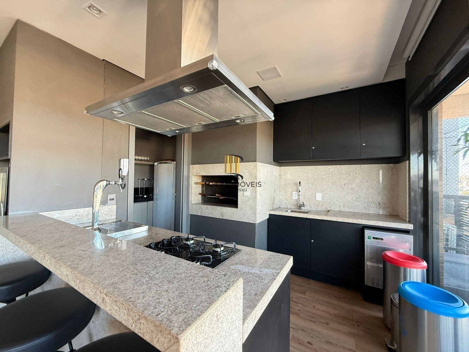 Apartamento com 2 dormitórios, suíte e churrasqueira.