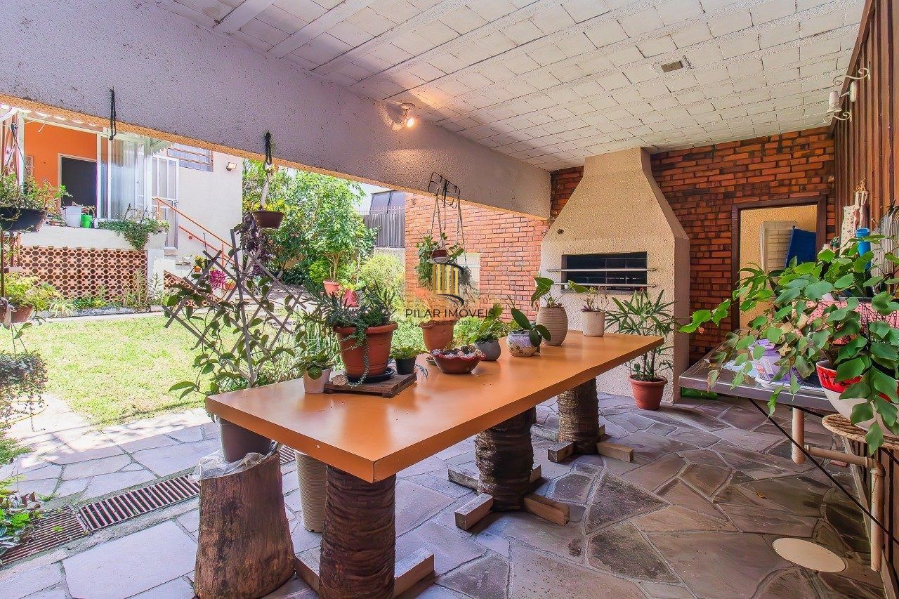 Casa ampla com pátio, edícula e terraço – Vila Ipiranga, Porto Alegre