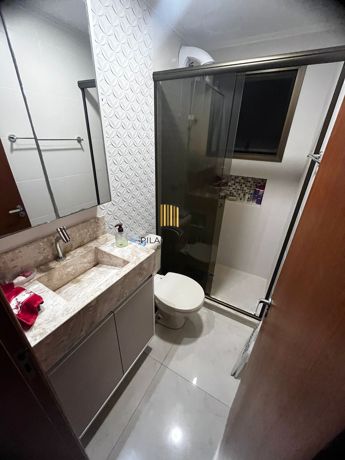 Apartamento mobiliado 2 dormitórios com suíte e 2 vagas em Petrópolis Poa