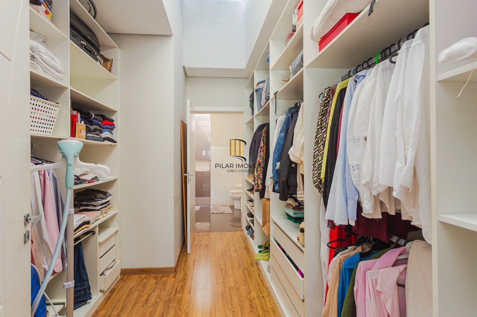 Casa de alto padrão com elevador e piscina acessível em condomínio no Passo das Pedras