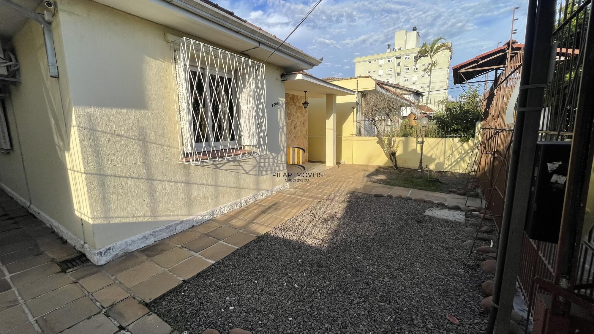 Casa térrea com 2 suítes com amplo pátio,
