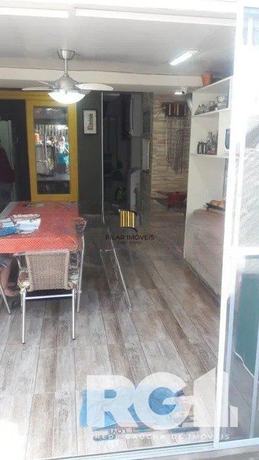 Casa residencial com 3 dormitórios 90m² privativos, e 2 vagas à venda no bairro Parque Santa Fé em Porto Alegre