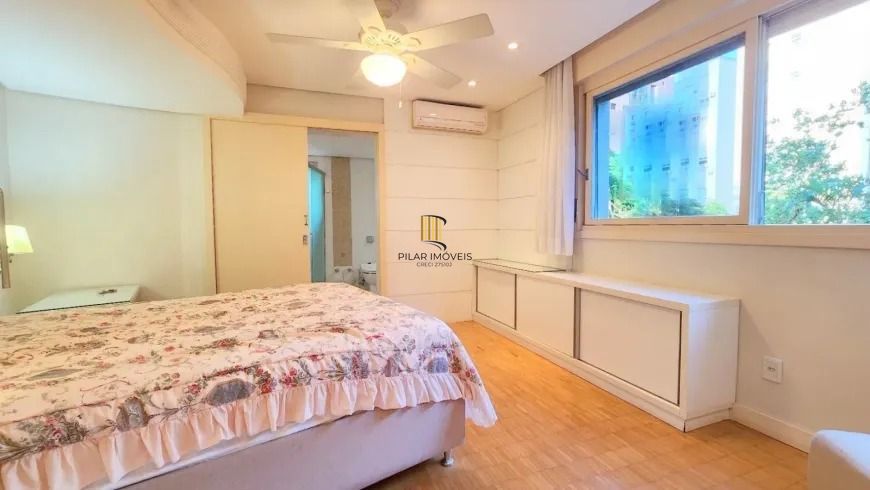 Apartamento 3 dormitórios, suíte, semimobiliado e duas vagas de garagem.