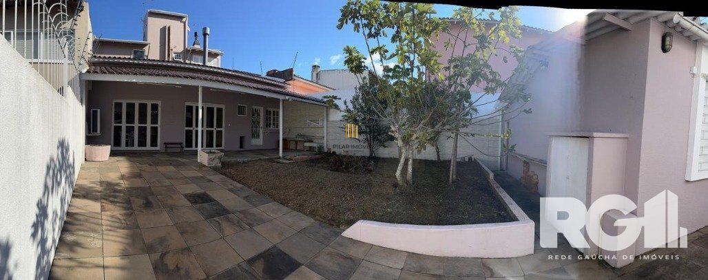 Casa reformada com pátio e espaço gourmet em frente à praça