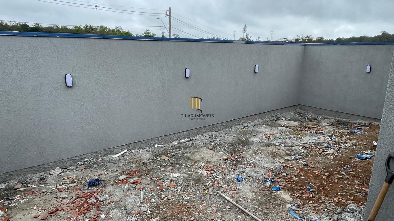Casa em condomínio com 3 dormitórios, 2 suítes, churrasqueira, lareira e 2 vagas.