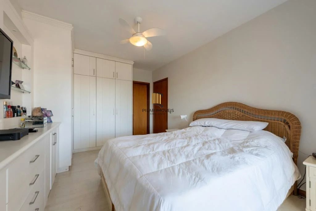 Cobertura com 3 dormitórios, suíte, piscina e churrasqueira.