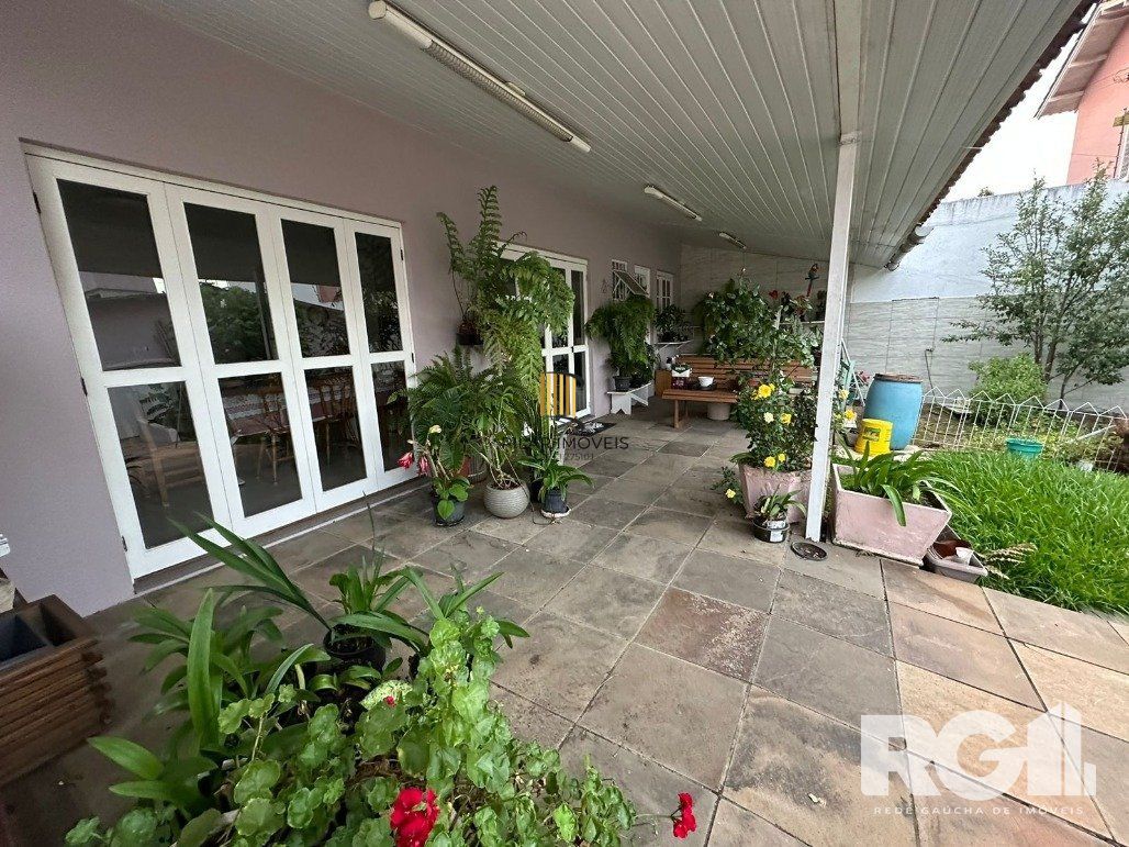 Casa reformada com pátio e espaço gourmet em frente à praça