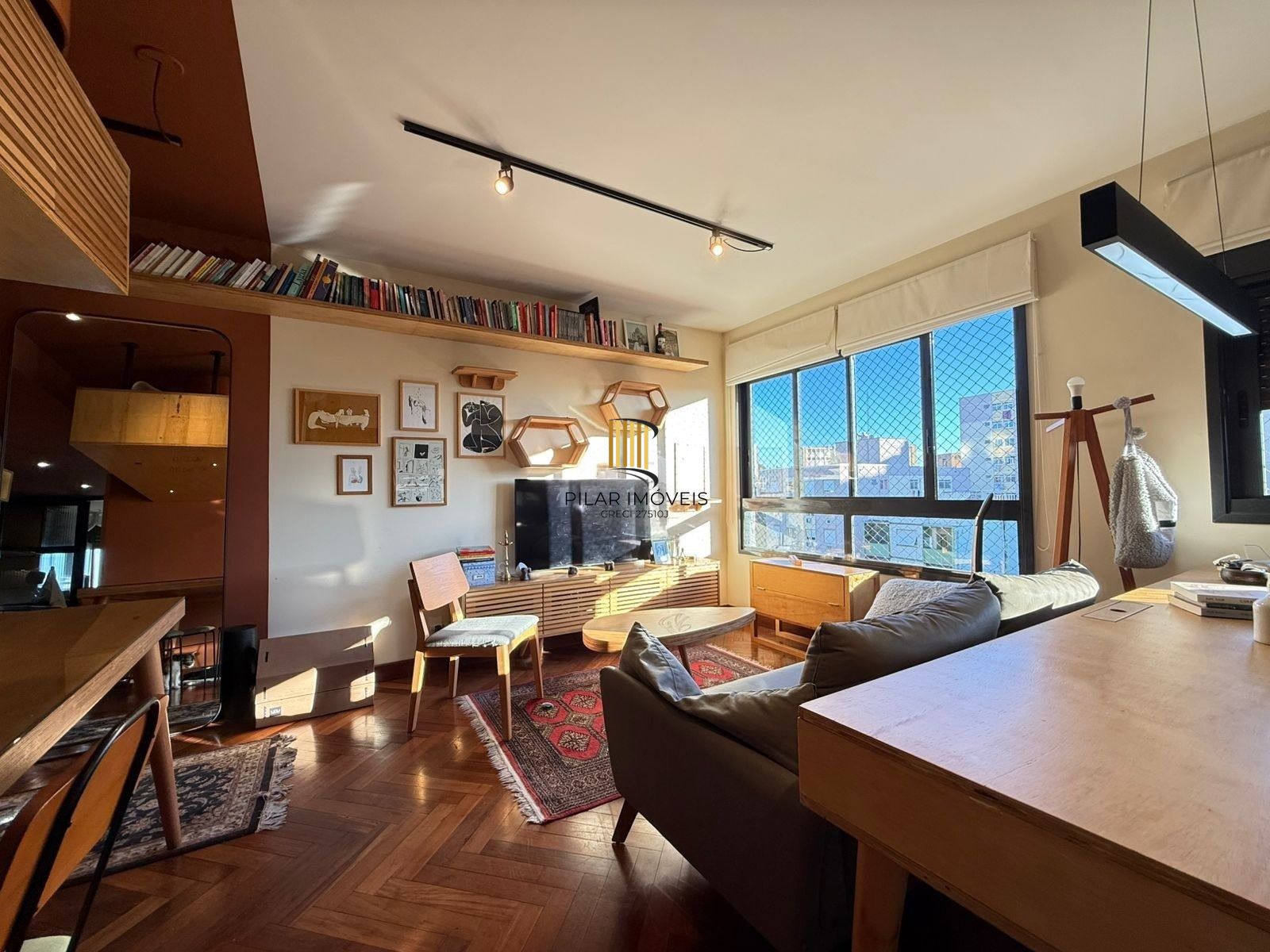 Apartamento com 2 dormitórios, suíte e churrasqueira.