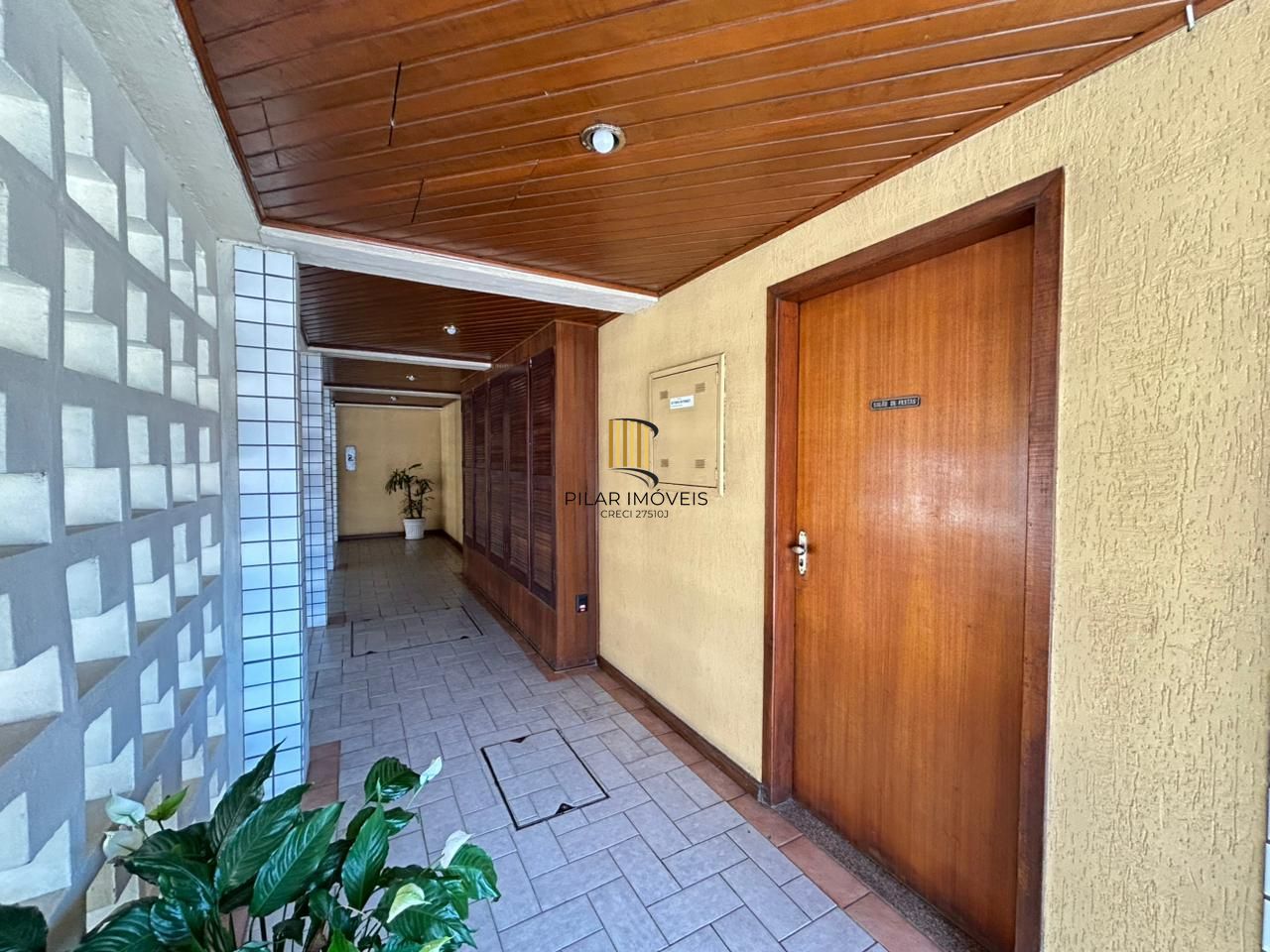 Apartamento de 2 dormitórios, suíte, sacada com churrasqueira e vaga coberta.