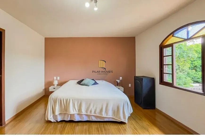 Casa térrea com 4 dormitórios, suíte e 2 vagas.