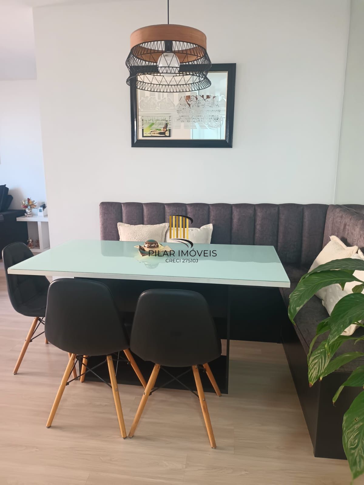 Apartamento de 3 dormitórios com living estendido, semi mobiliado, suíte e churrasqueira.