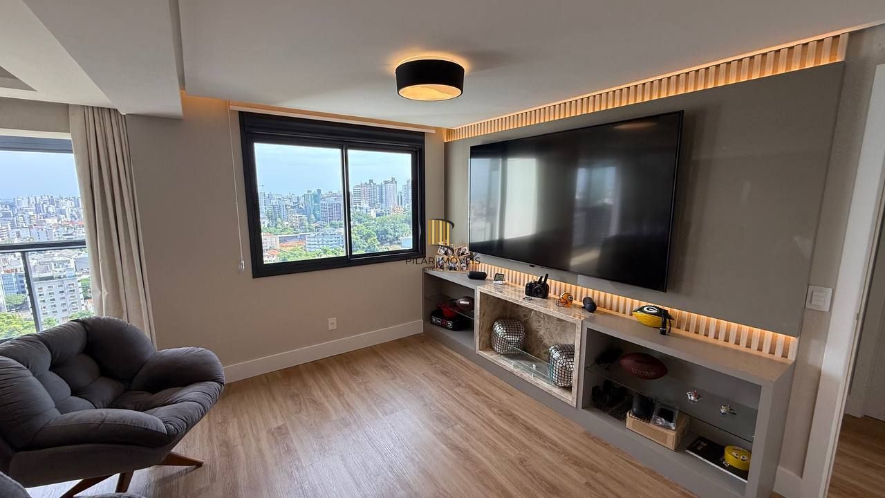 Apartamento mobiliado de 2 dormitórios com suíte e 2 vagas no Petrópolis