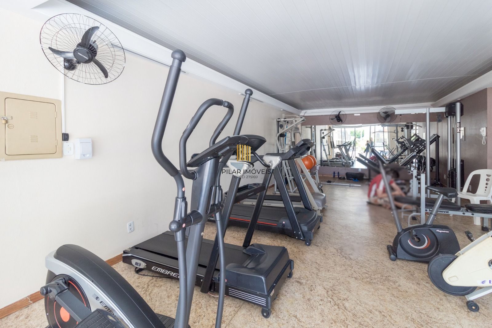 Apartamento 2 dormitórios com sacada e vaga no Jardim Lindoia