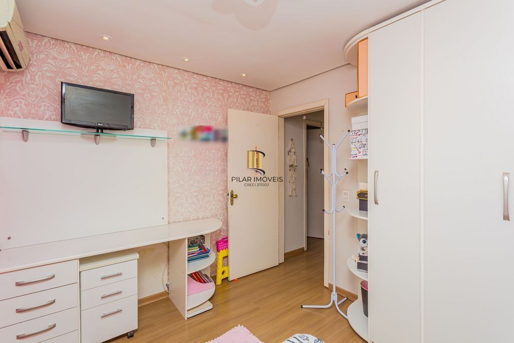 Casa em Condomínio com 3 dormitórios, suíte e 2 vagas cobertas.