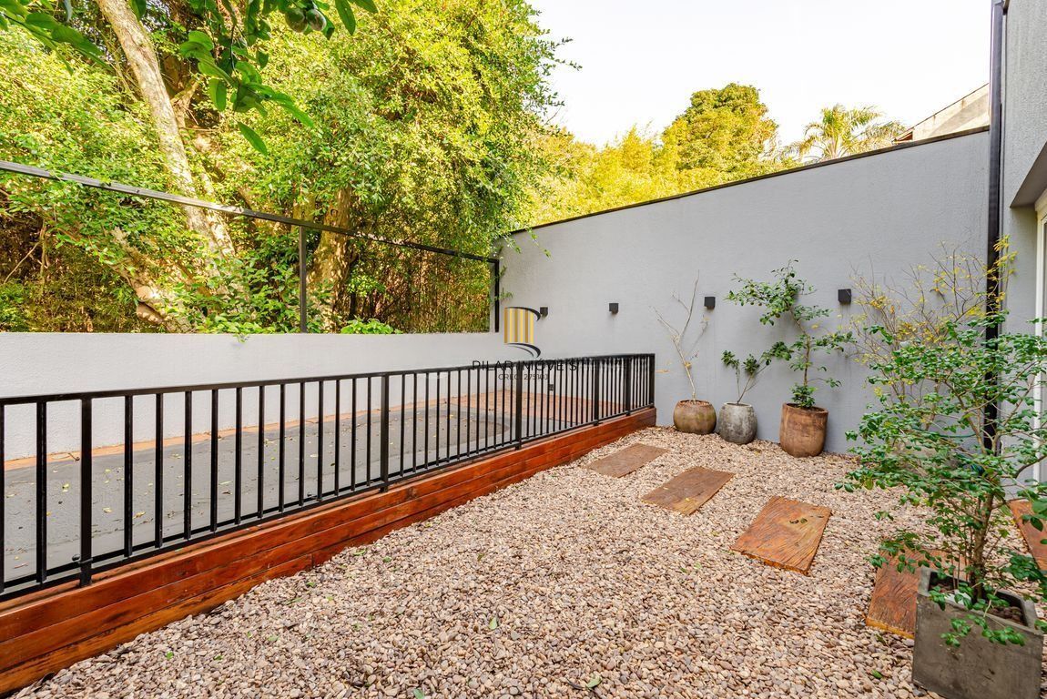Casa em condomínio com piscina e salão privativo na Vila Nova