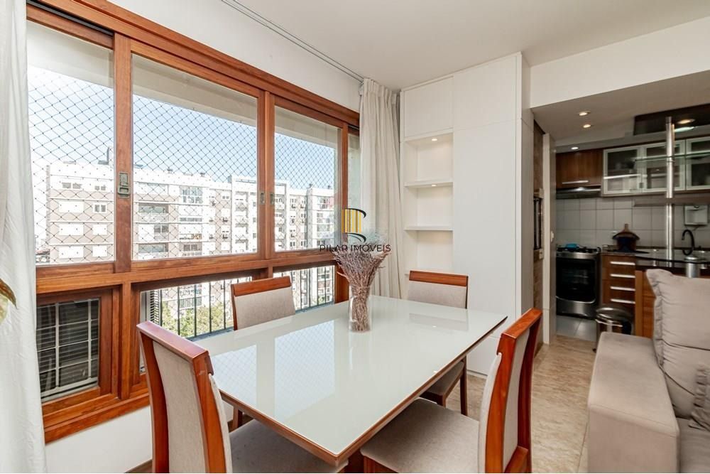 Apartamento com 3 dormitórios (sendo 1 suíte), 2 banheiros, lareira, churrasqueira e 2 vagas de garagem.