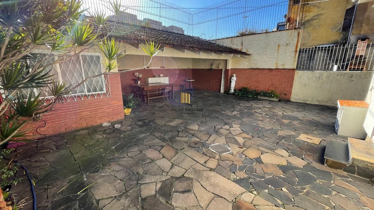 Casa com pátio com 3 dormitórios, 2 banheiros e 4 vagas.