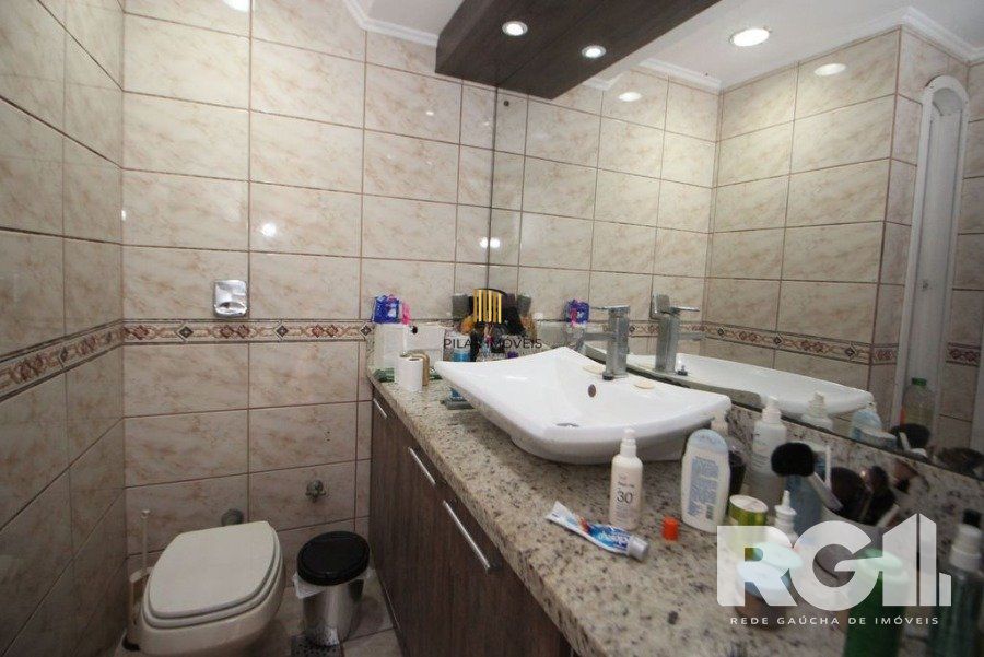 Amplo apartamento com 92m² privativos e 3 dormitórios, próximo a Sicredi na Av. Assis Brasil.