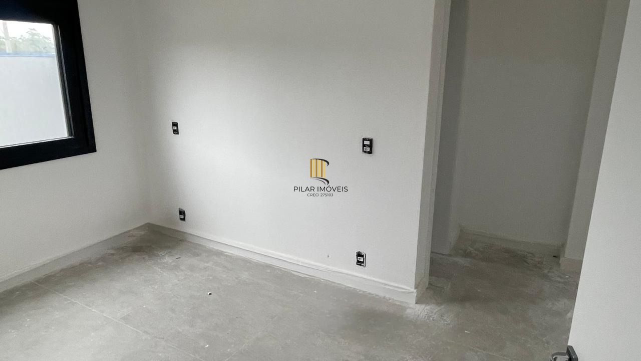 Casa em condomínio com 3 dormitórios, 2 suítes, churrasqueira, lareira e 2 vagas.