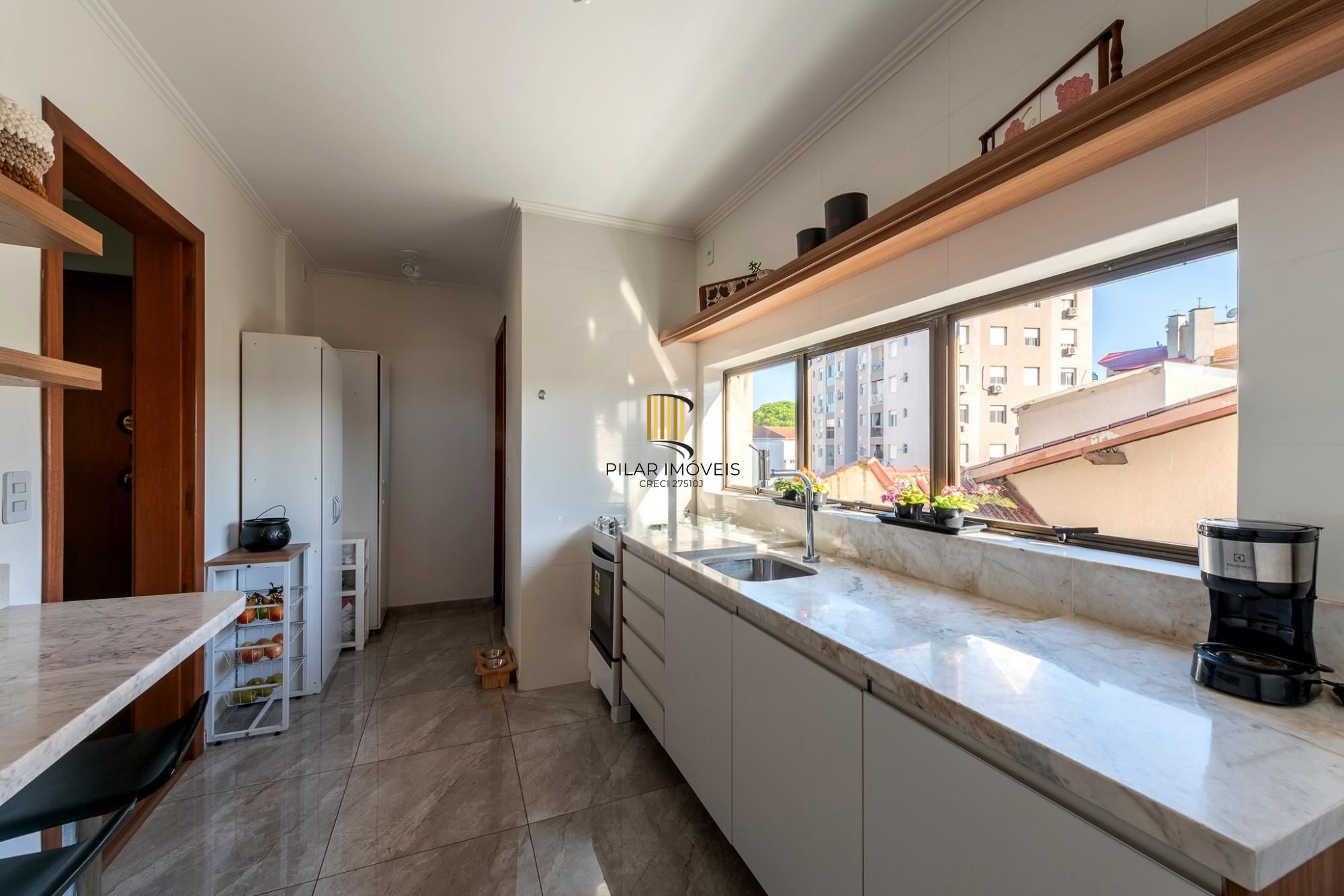 Cobertura 100% reformada,3 dormitórios, 1 suíte, 2 vagas no bairro Jardim Itu