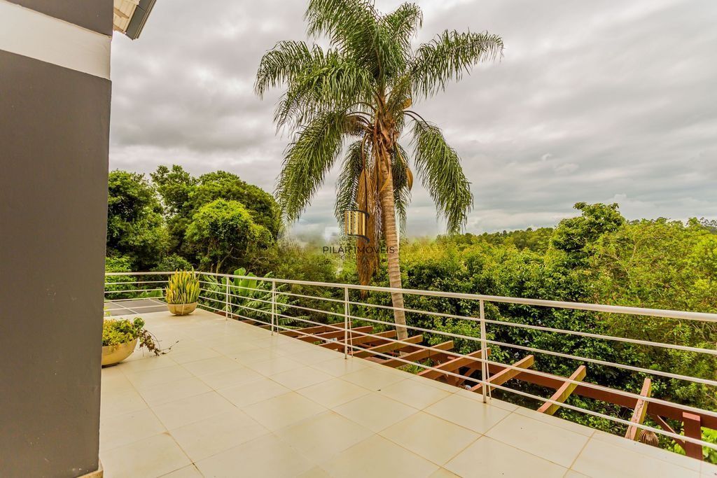 Casa em Condomínio com 3 dormitórios, suíte e 2 vagas cobertas.