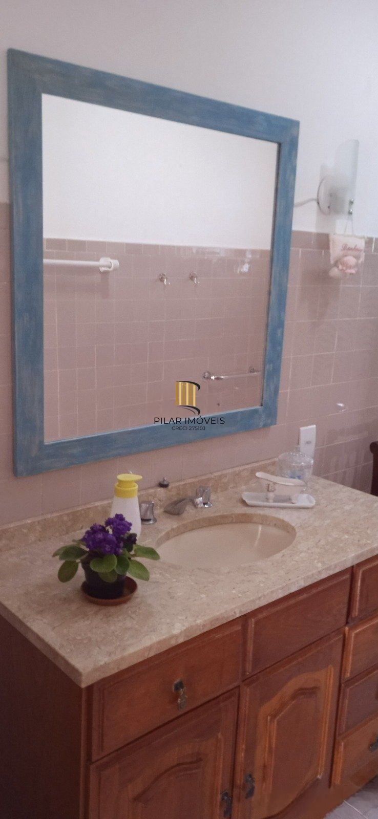 Apartamento com 3 dormitórios, living 2 ambientes, banheiro social, total de 109,57m² privativos, cozinha e área de serviço separadas.