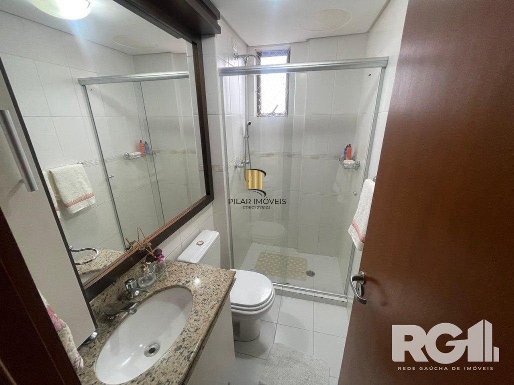 Apartamento com 3 dormitórios, 1 suíte, lavabo, 2 vagas cobertas, semimobiliado, churrasqueira e lareira.