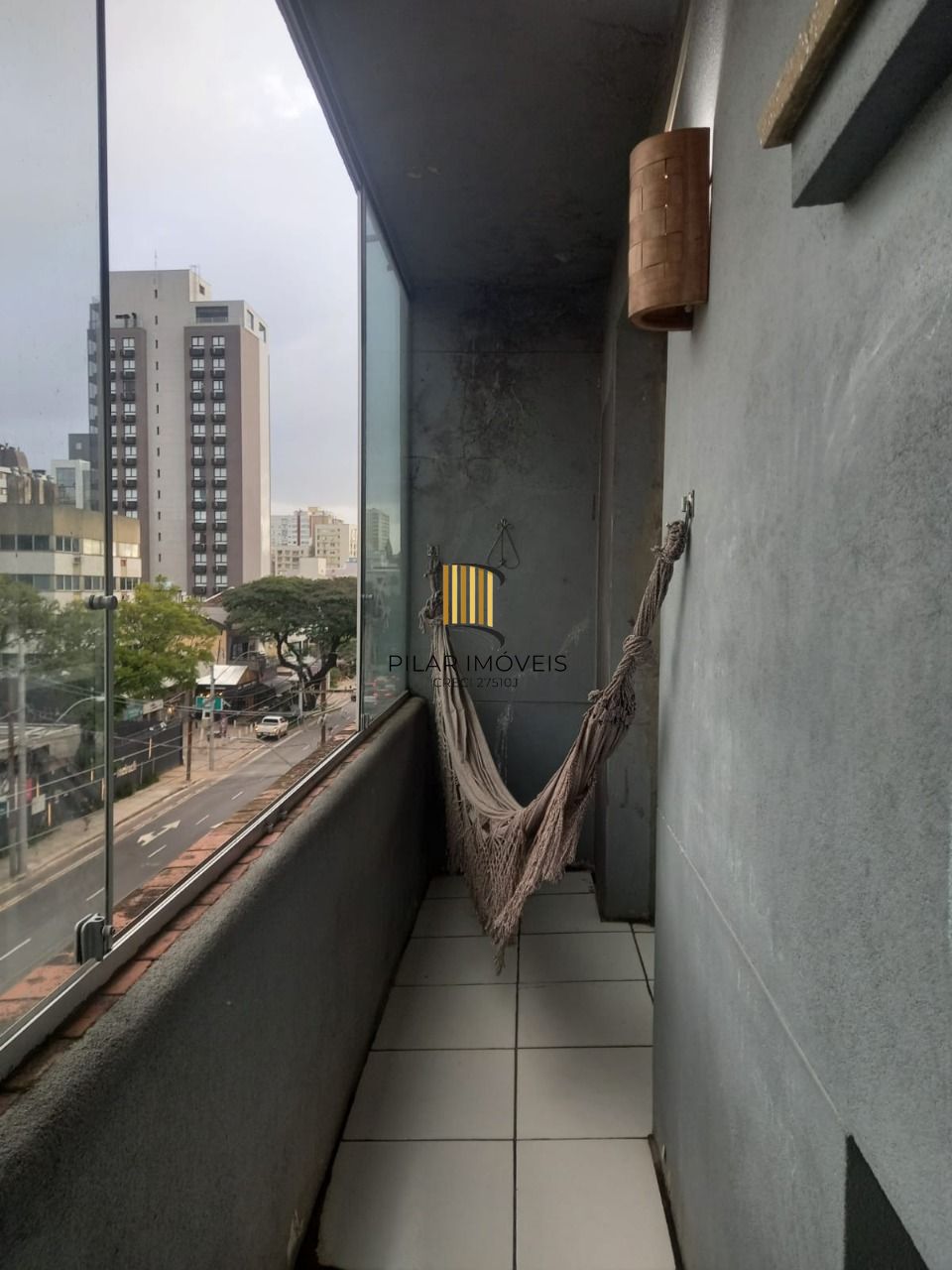 Apartamento a venda com 3 dormitórios, com sacada, de frente. Rua 24 de Outubro Auxiliadora.