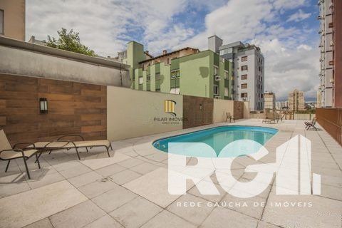 Apartamento com 3 dormitórios, 1 suíte, lavabo, 2 vagas cobertas, semimobiliado, churrasqueira e lareira.