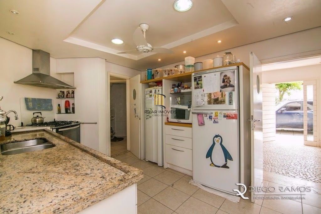 Casa de esquina com 6 dormitórios, 430m², piscina, 4 vagas