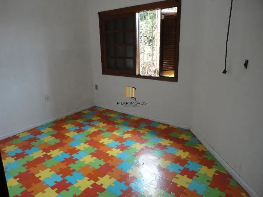 Casa com três dormitórios, suíte, piscina e 3 vagas.