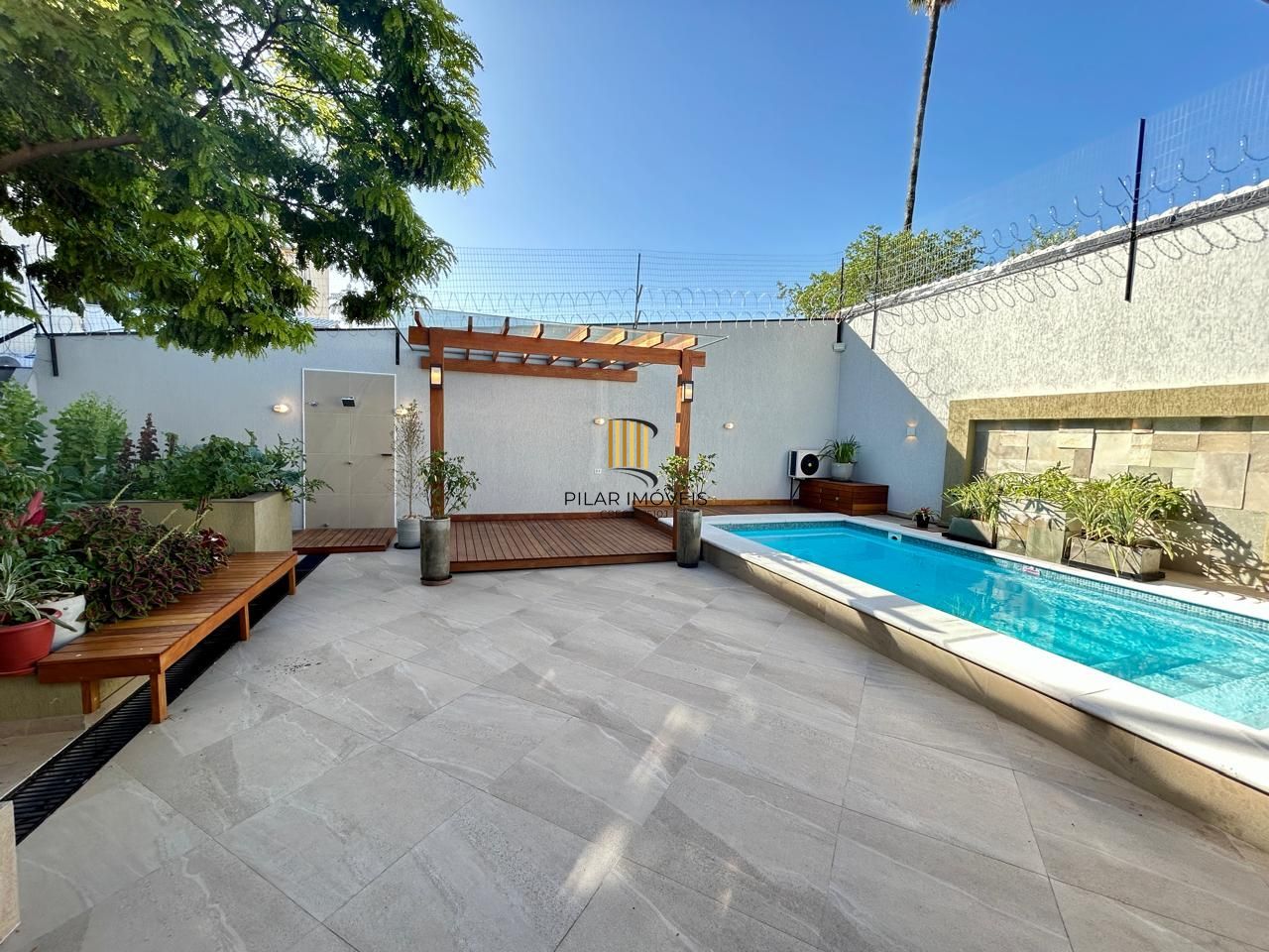 Casa 8 dormitórios, 5 banheiros e 6 vagas no Bairro São João Porto Alegre