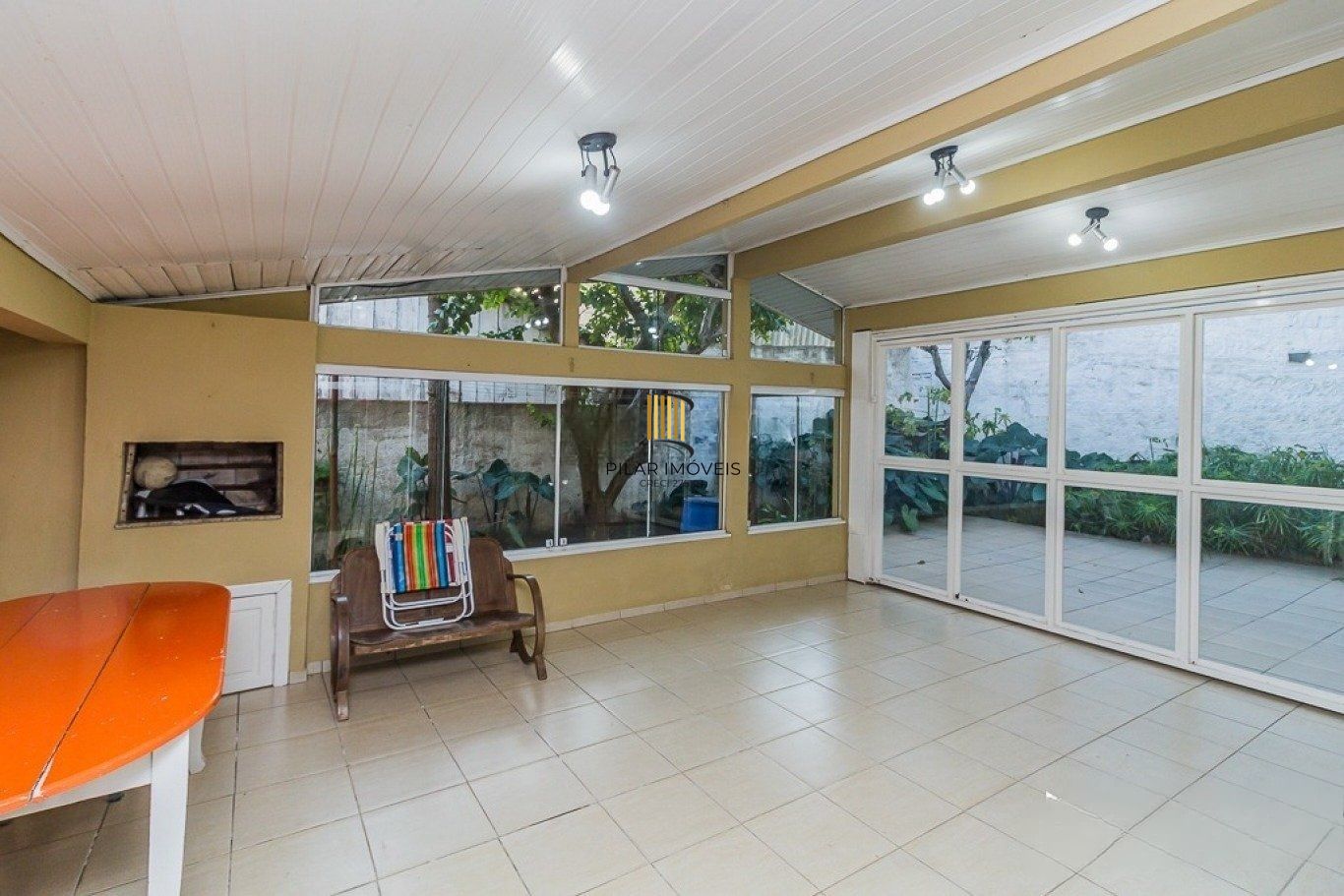 Casa térrea com 3 dormitórios, suíte e 2 vagas,