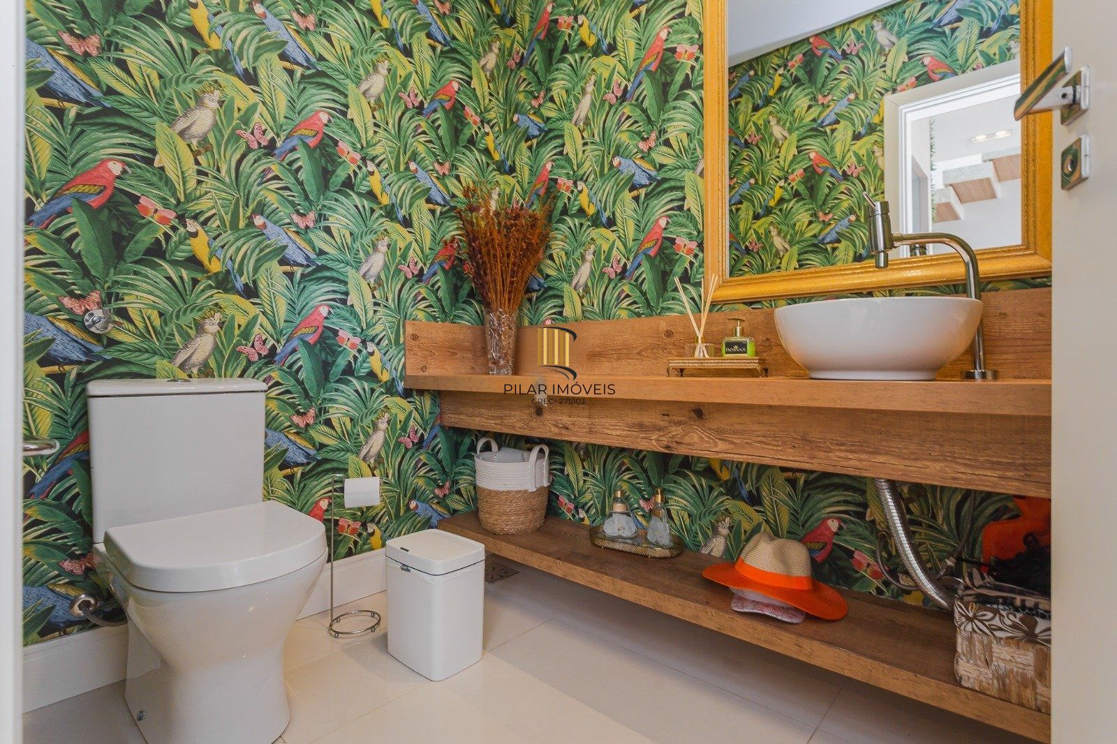 Casa de alto padrão com elevador e piscina acessível em condomínio no Passo das Pedras