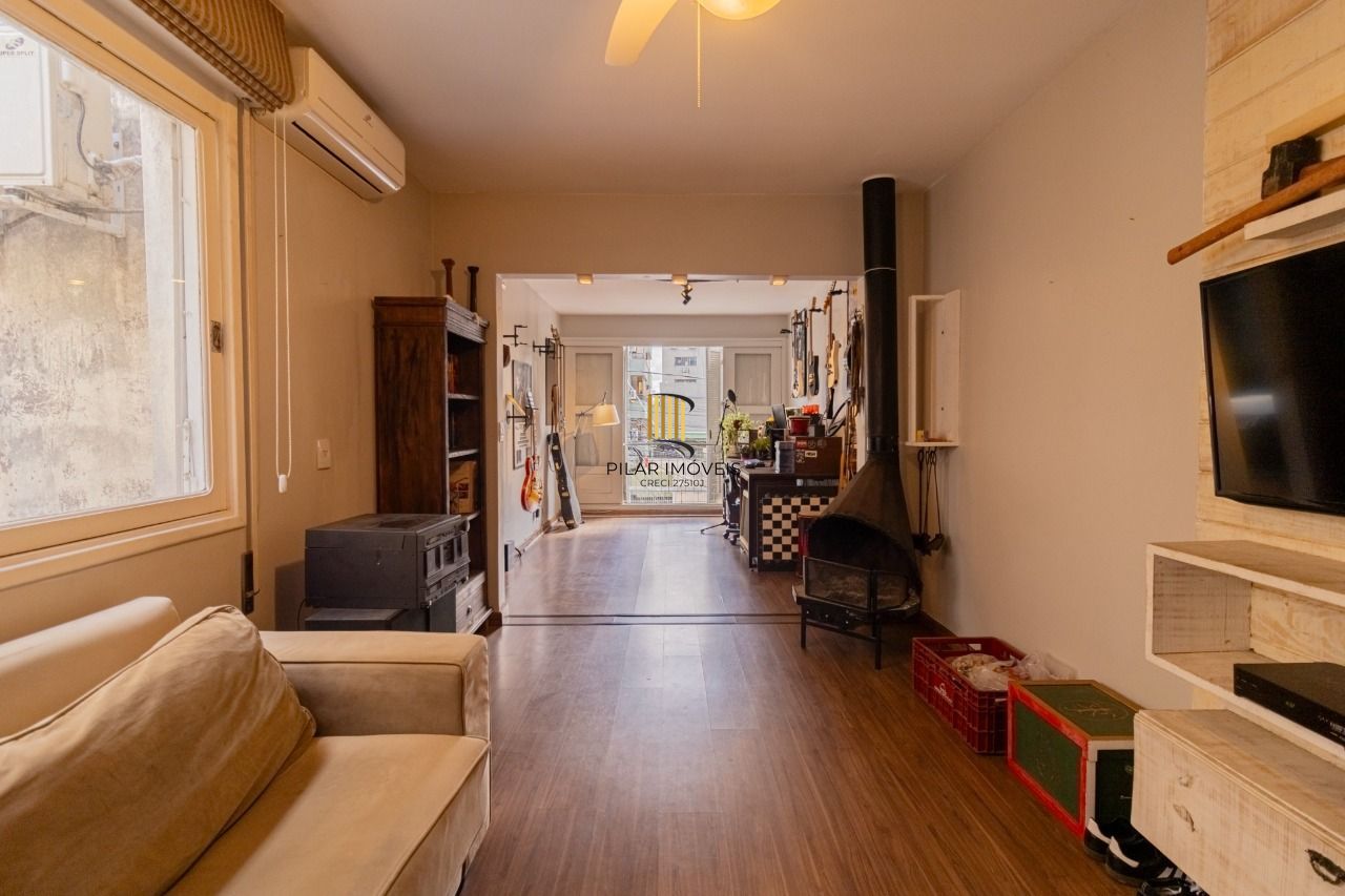 Apartamento de 2 dormitórios, transformado em 1, totalmente reformado.