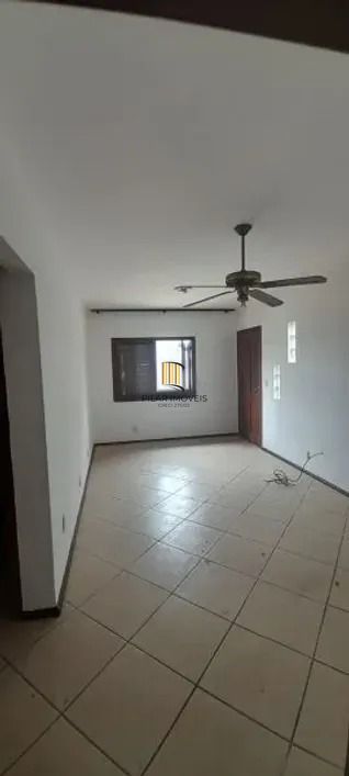 Casa térrea com 2 dormitórios, amplo pátio e 3 vagas.