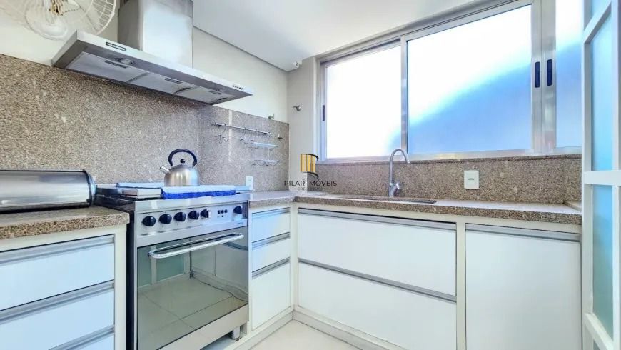 Apartamento 3 dormitórios, suíte, semimobiliado e duas vagas de garagem.